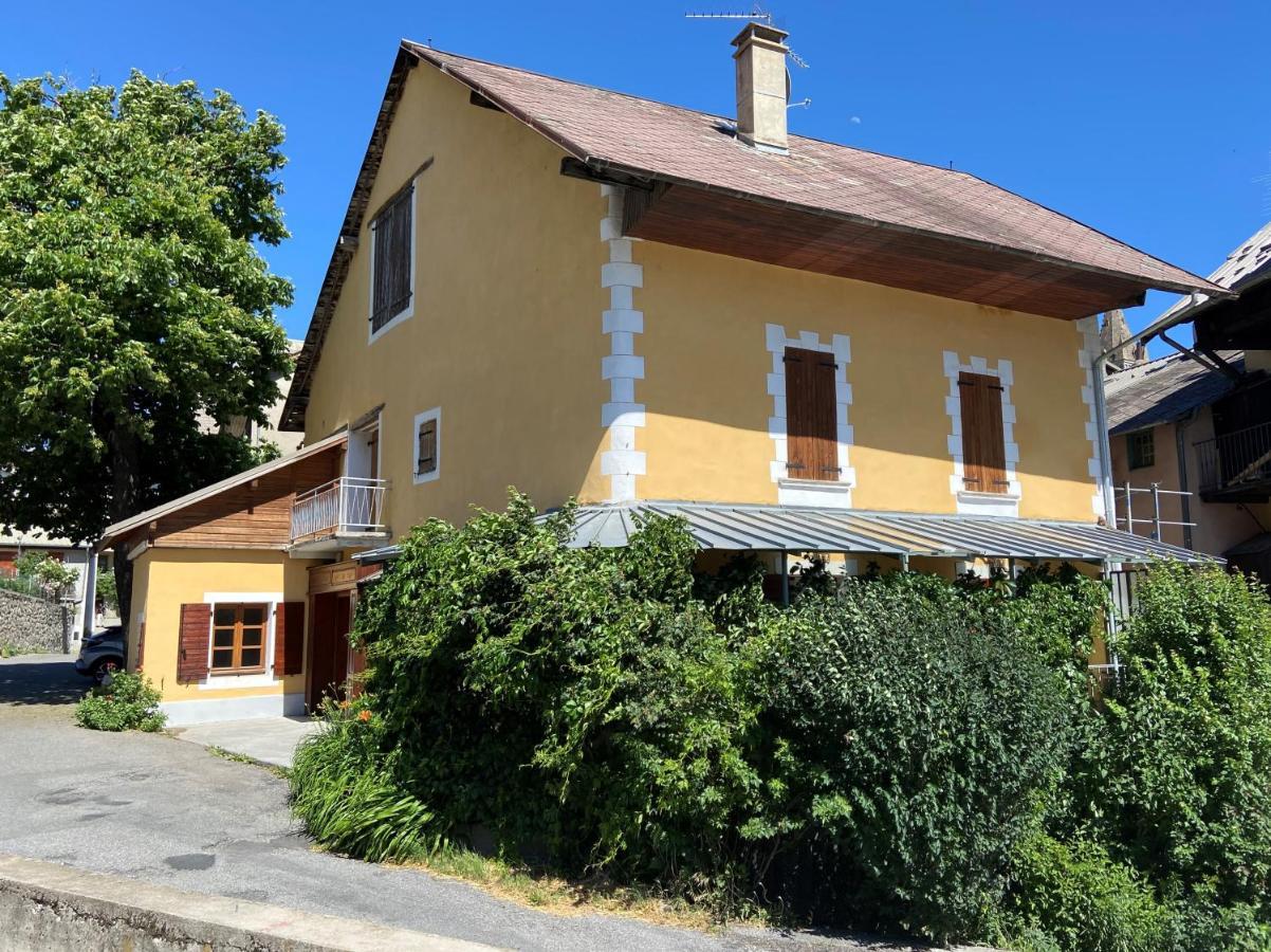 Le Pied De Ville Pouzenc Embrun Exterior foto